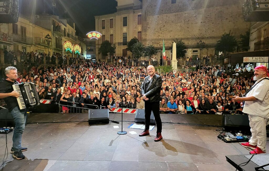 DANILO SACCO, STORICA VOCE DEI NOMADI PORTA LA GRANDE MUSICA A CESARO’-LE FOTO
